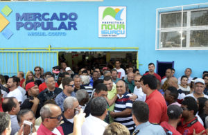 Bornier chega a Miguel Couto para inaugurar o Mercado Popular 2
