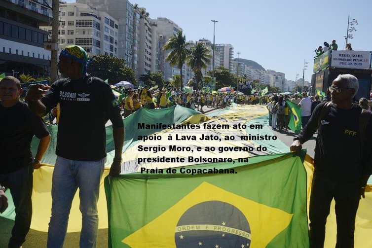 Manifestantes fazem ato em apoio à Lava Jato, ao ministro Sergio Moro, e ao governo do presidente Jair Bolsonaro, na Praia de Copacabana, na zona sul do Rio de Janeiro.