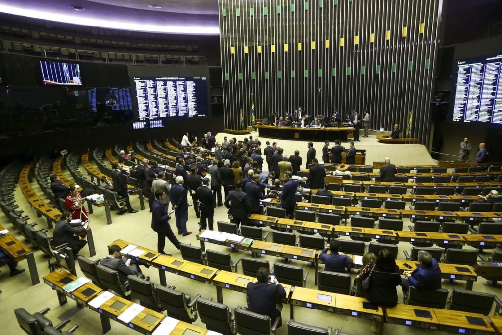 Câmara retoma votação de destaques da reforma da Previdência.