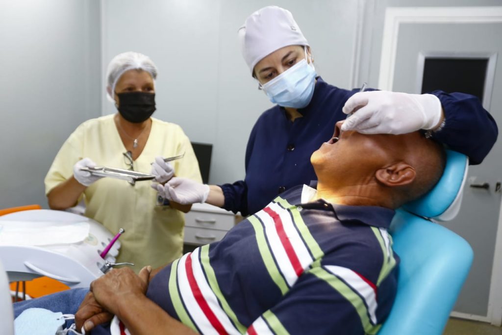 No atendimento odontológico são feitos diversos procedimentos, como por exemplo, sutura e face
Crédito - Rafael Barreto/PMBR