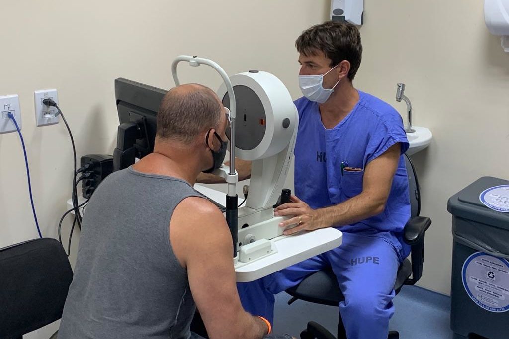 Paciente é submetido a exame no Setor de Oftalmologia do Hupe/Divulgação/Governo do RJ