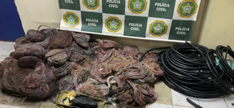 Crédito - Os policiais apreenderam quase uma tonelada de cabos/Reprodução/TV Globo
