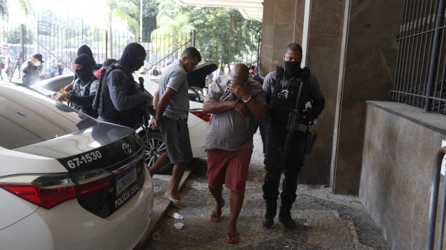 Presos durante a operação da Polícia Civil /Fabiano Rocha/Agência O Globo