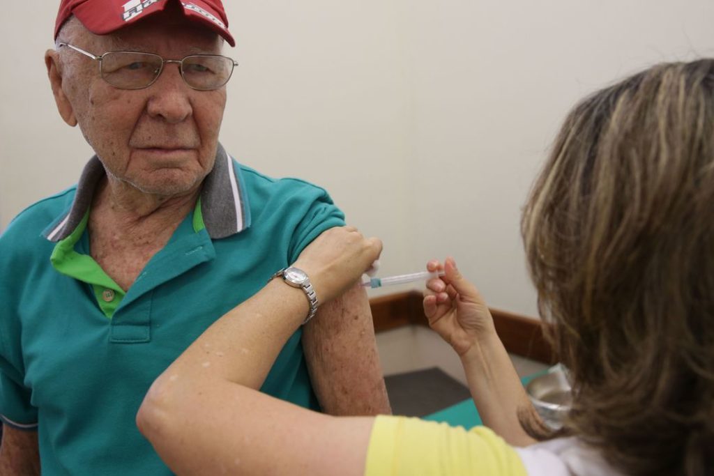 Campanha de vacinação contra a Gripe no Posto de Saúde do Distrito Federal. Foto: Sr. Gennes Rocha de 90 Anos