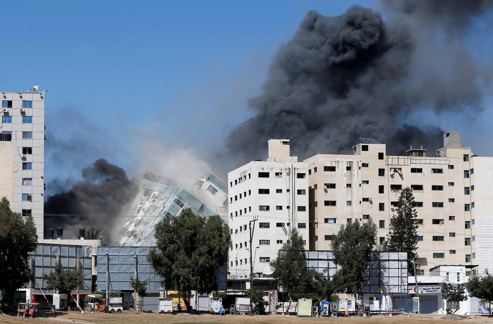 Torre em Gaza que abriga AP e Al Jazeera desmorona após ataque de míssil na cidade de Gaza/Mohammed Salem/Reuters