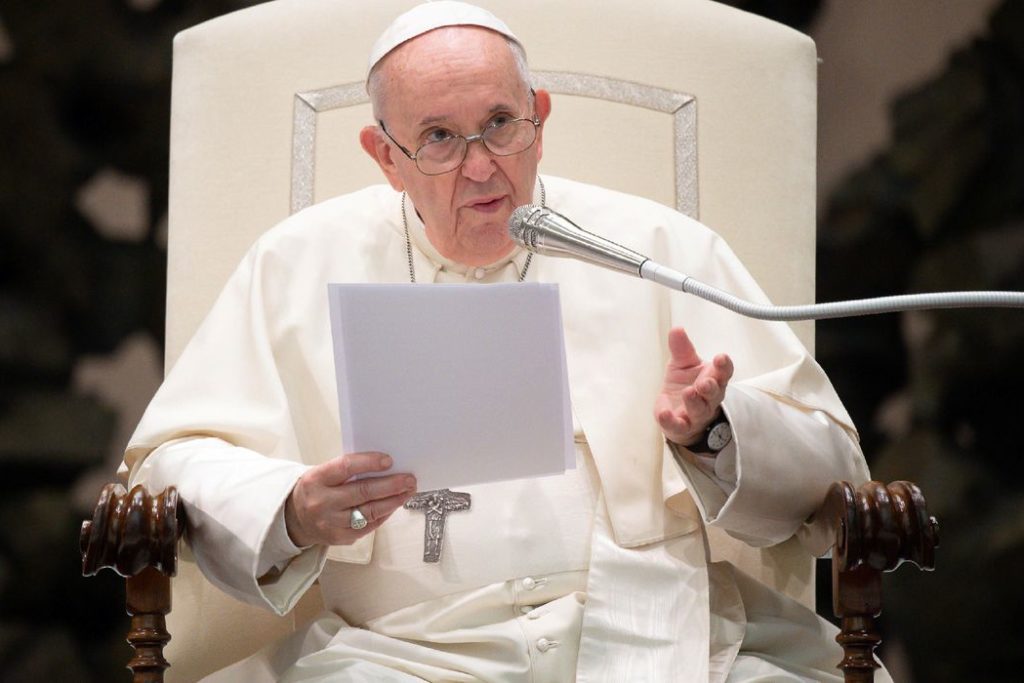 Papa Francisco diz que imunização é ato de amor para com os mais frágeis/Reuters/ Vatican Media/Direitos reservados