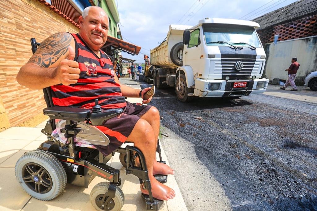 Cláudio Valério destacou que sua mobilidade será facilitada com a pavimentação das ruas/Rafael Barreto/PMBR
