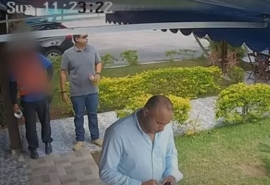 Imagens de vídeo mostram os sequestradores no heliponto, aguardando o embarque/Reprodução
