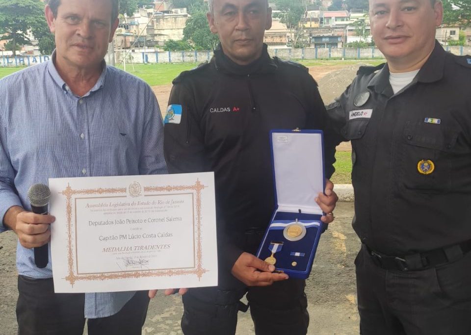 Capitão Caldas recebeu a honraria das mãos do deputado Coronel Salema ao lado do comandante do 20º BPM (Mesquita) tenente-coronel Ângelo Barbosa 