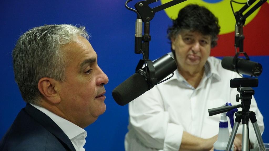 André Ceciliano é acompanhado pelo prefeito de Volta Redonda, Antônio Francisco Neto, em uma das entrevistas
