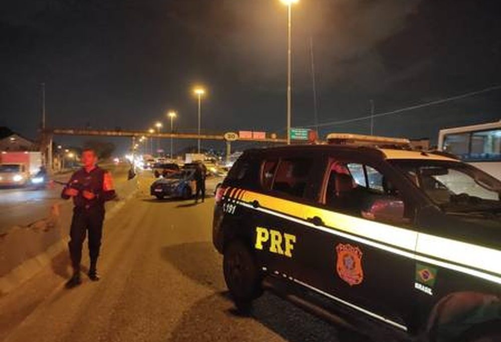 Agentes da PRF flagraram bandidos escoltando caminhão de cargas