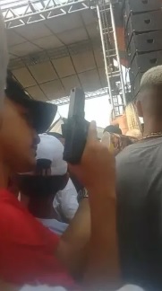 Homem exibe pistola durante baile na comunidade do Cebinho