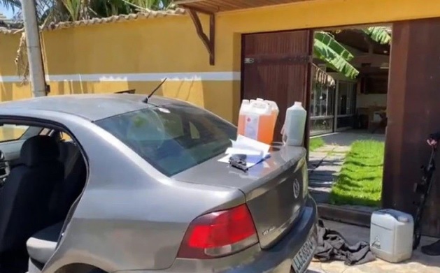 Galões de combustível foram apreendidos em carro que estava em frente a casa de Tandera