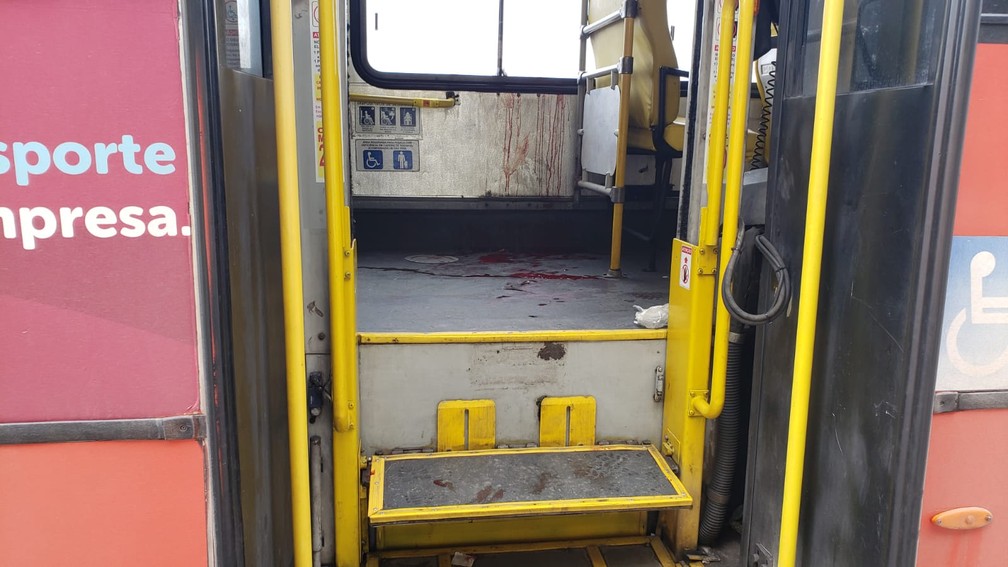 Ônibus com marcas de sangue, após homem invadir e esfaquear quatro pessoas, na BR 040
