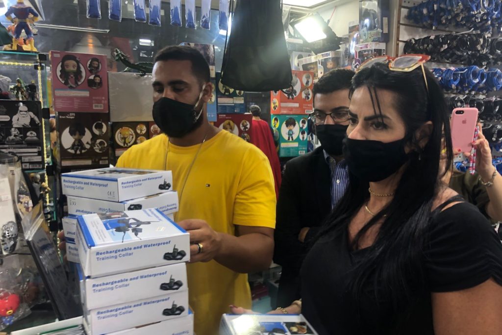 Pelo menos 30 caixas das coleiras foram apreendidas em lojas na Carioca
