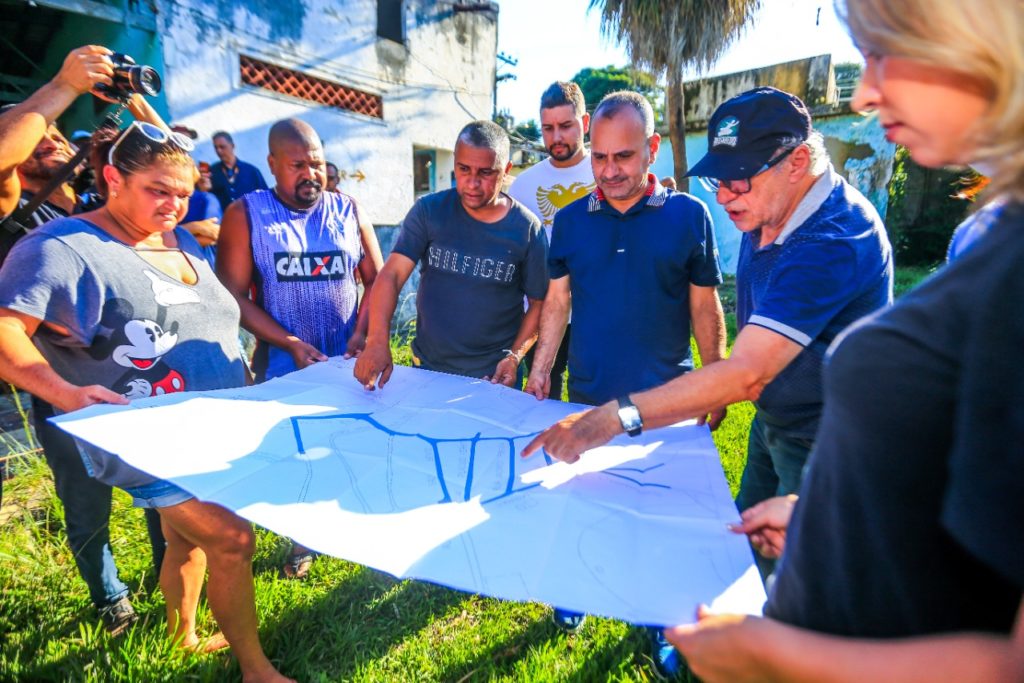 O prefeito Waguinho observa atentamente as explicações do secretário Odair Cunha sobre o que será feito no bairro Vila Pauline