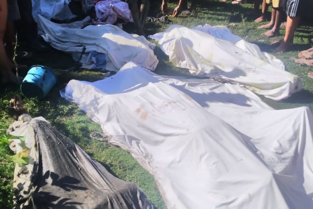 Os corpos retirados do manguezal pelos próprios moradores 