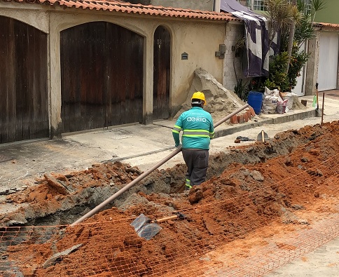 


Funcionários da Águas do Rio realizam assentamento de rede de água em Duque de Caxias