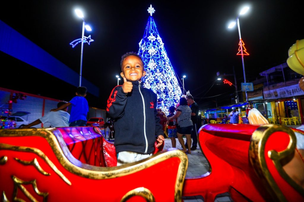 O pequeno Davi Lucas se diverte com a decoração natalina na Praça do Wona