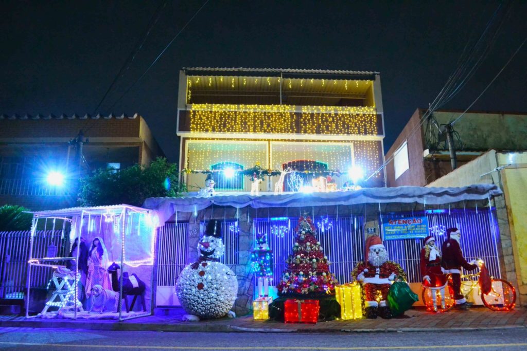 A casa com decoração natalina fica no bairro Monte Líbano
