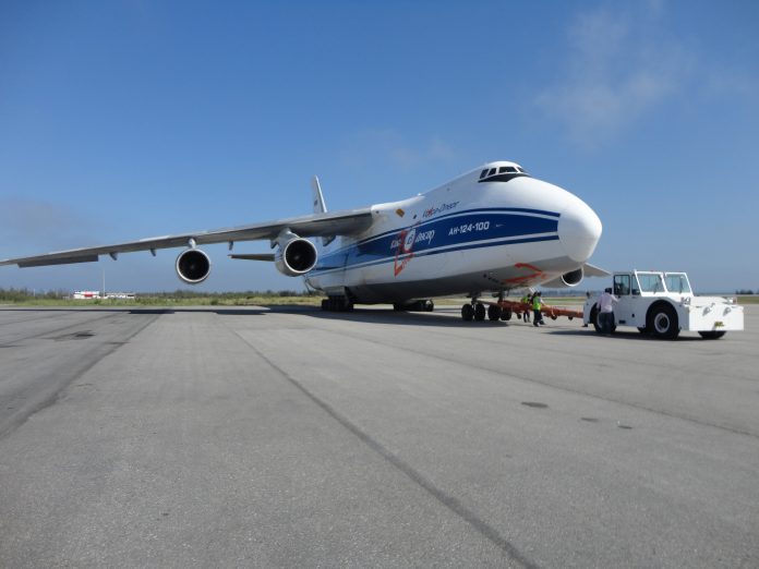Antonov AN-124-100 aterrissa com mais de 40 tonelada de suprimentos