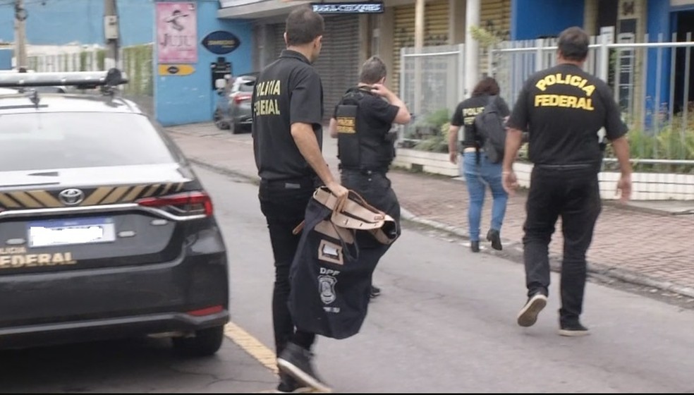 Os agentes apreenderam malotes de dinheiro e documentos em Barra do Piraí