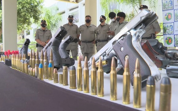 Armas e munições apreendidas durante confronto que deixou oito pessoas mortas em Araçu, Goiás