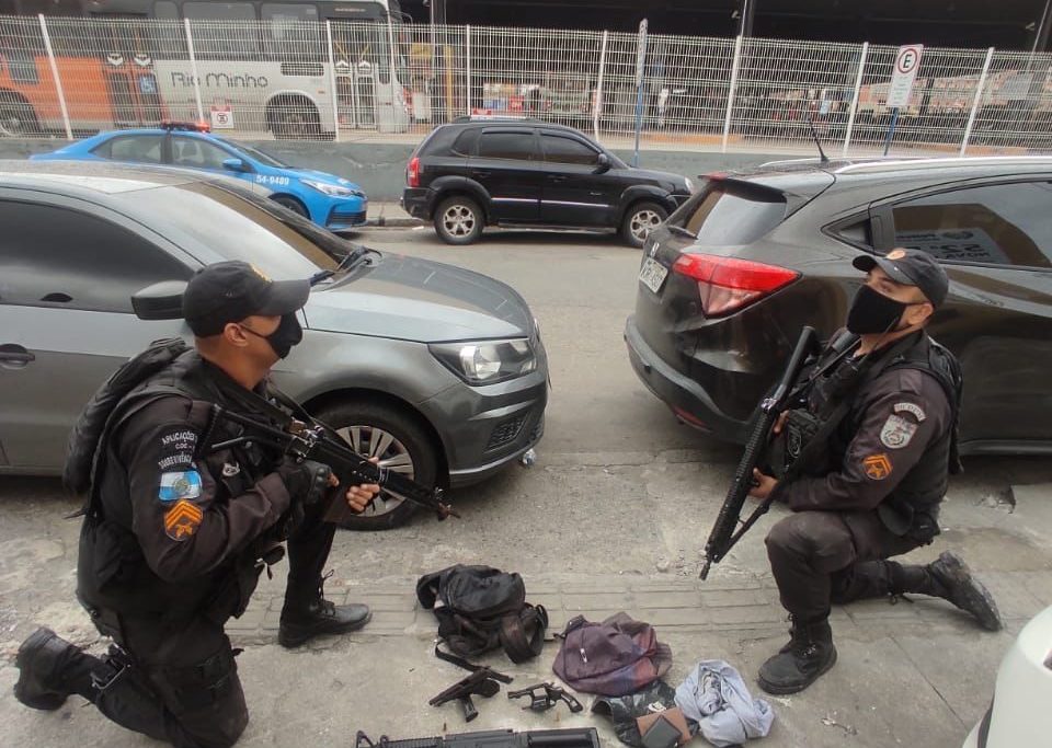 Os policiais apreenderam celulares, touca ninja, réplica de fuzil e armas 