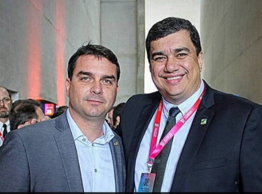 Leonardo Rodrigues, ao lado do senador Flávio Bolsonaro é de Mesquita, na Baixada Fluminense