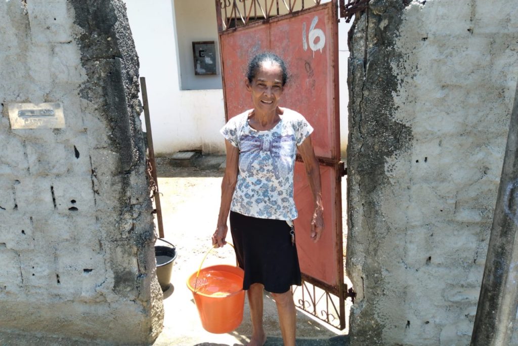 Diná Antônia da Silva, de 74 anos, vai dar adeus aos baldes de água