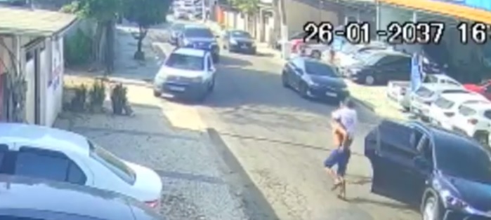 Imagens de câmeras de segurança mostram um carro preto com quatro homens armados