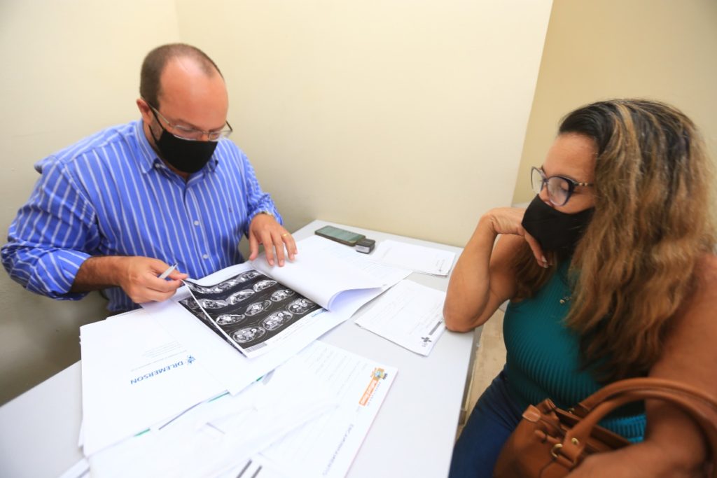 Médico analisa os exames da paciente Edneide Confessor Gomes na Clínica da Mulher