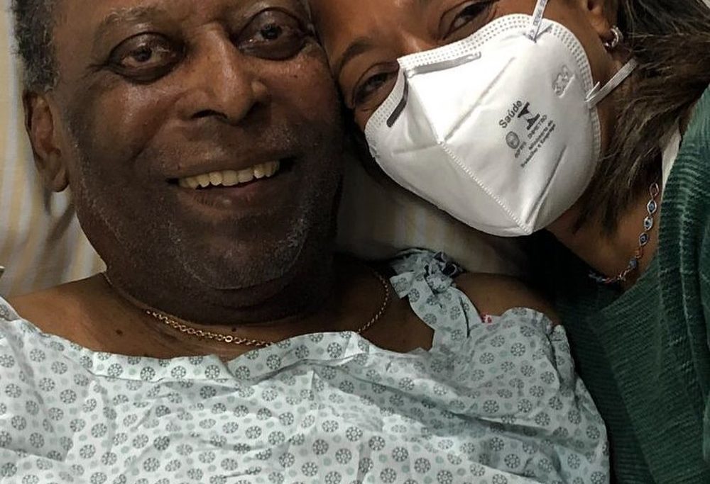 Filha de Pelé publicou foto com o pai durante internação 
