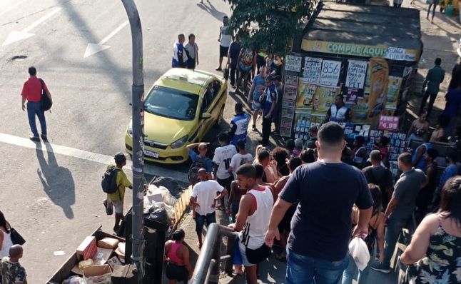 O 'amarelinho' da vítima é cercado por curiosos em Madureira