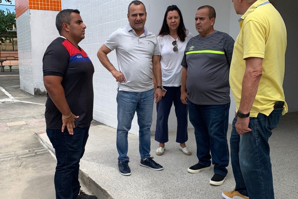 Rodrigo Gomes, prefeito Waguinho, Ana Titonel, Reginaldo Gomes e Odair Cunha debatem as melhorias para a Vila Olímpica