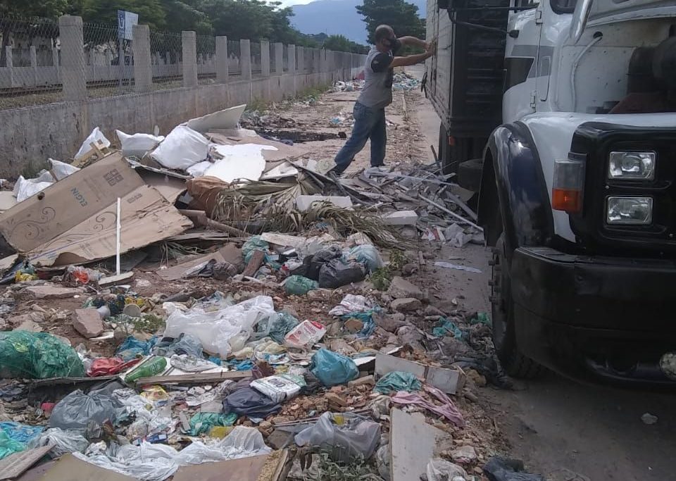 Homem é despejando lixo caseiro e entulho no bairro Andrade Araújo