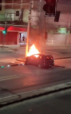 O veículo em chamas com os dois corpos bloqueia parte de avenida em Santa Cruz
