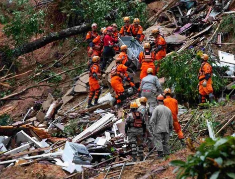 Equipes de resgate do Corpo de Bombeiros retiram corpo dos escombros de casa que desabou