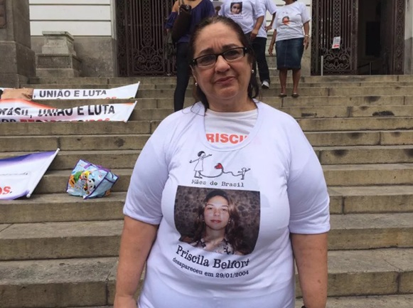 Jovita Belfort com a camisa em memória da filha Priscila Belfort
