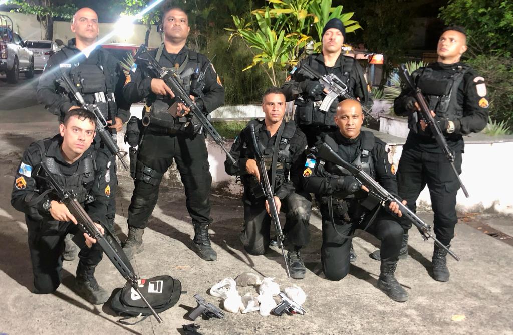 A equipe de policiais do 20º BPM com as armas e os entorpecentes apreendidos