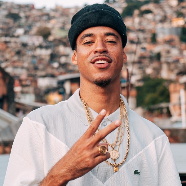 As rima do rapper L7nnon vai agitar a edição do festival 2022 na Baixada Fluminense 