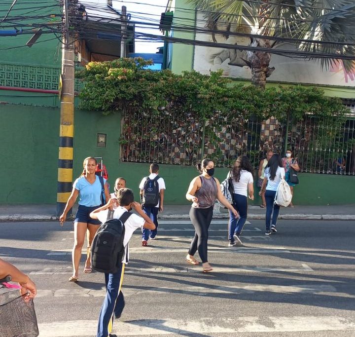 A movimentação de pedestres em frente ao Colégio Novo Horizonte é intenso 