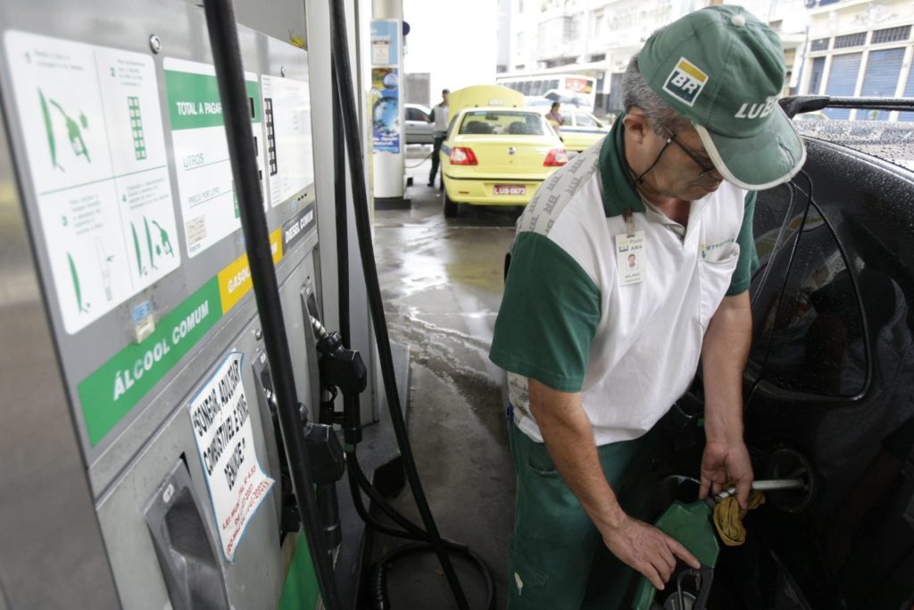 Frentista abastece veículo com etanol em posto de bandeira Petrobras no Rio