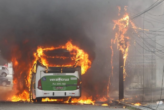 Um dos coletivos consumido pelas chamas durante protesto no Rio 