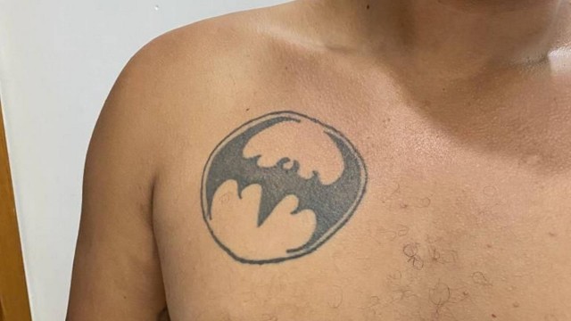 Tatuagem do Batman exibida por criminoso capturado 
