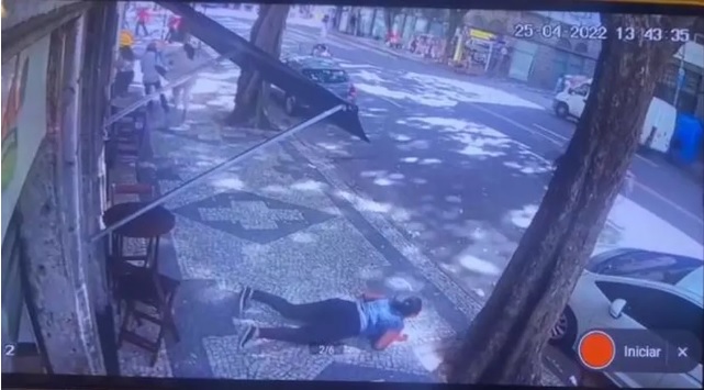 Mulher se joga no chão para se proteger dos tiros: correria e susto