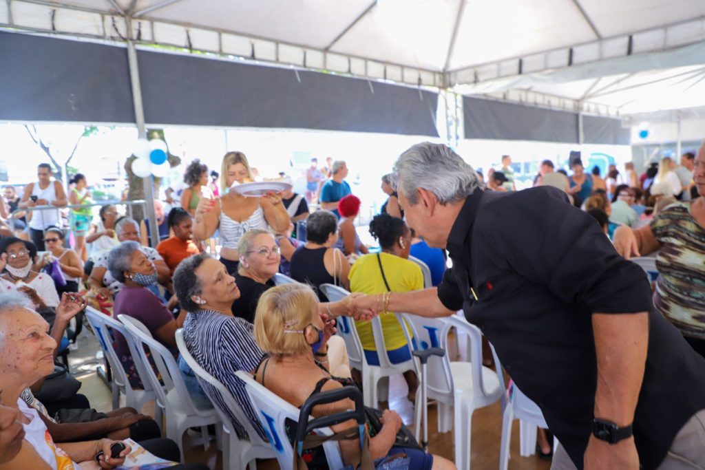 Prefeito Dr. João cumprimentos os idosos durante a entrega da Tenda 