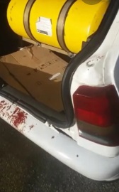 Carro que transportou feridos ficou com manchas de sangue