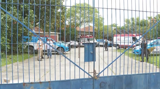 Policiais e ambulâncias na Escola Municipal Brigadeiro Eduardo Gomes