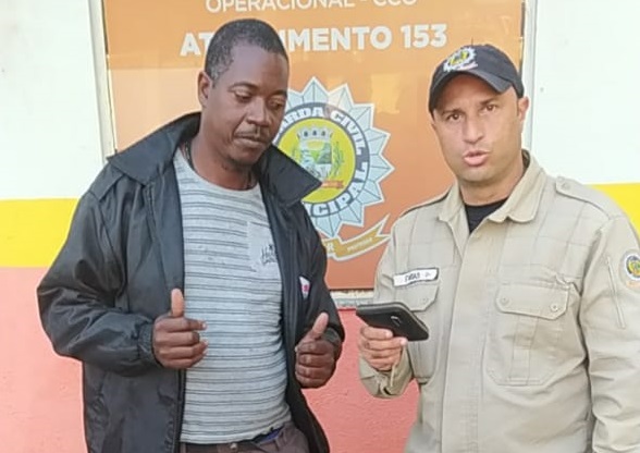 O guarda municipal Hernane Couto entregou a carteira com documentos e dinheiro a Eduardo do Nascimento